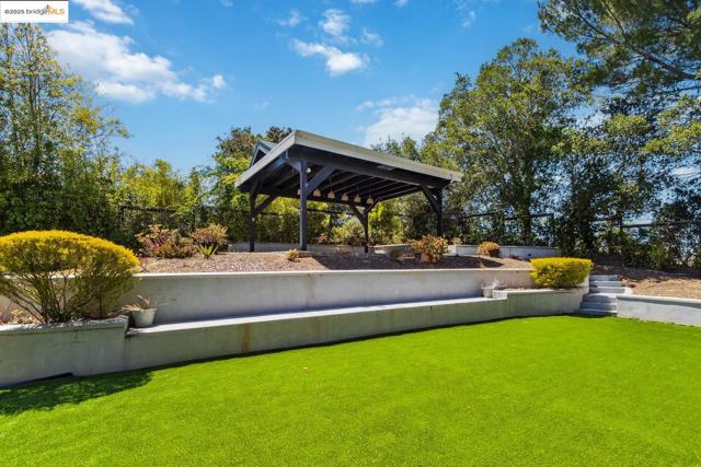 2912 Hillside DR, Burlingame CA: https://media.crmls.org/mediaz/2210a9be-b8a0-49a2-8fd4-da2785e34a63.jpg