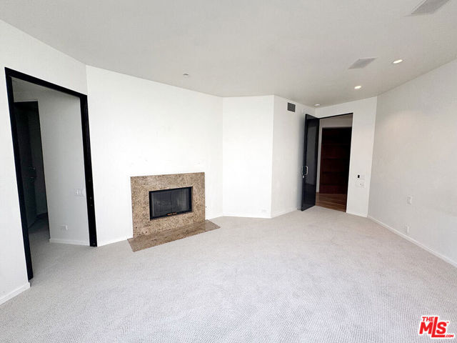 3505 Ocean Front Walk, Marina del Rey CA: https://media.crmls.org/mediaz/2210bfdd-ac02-429f-8113-330ac9735ddf.jpg