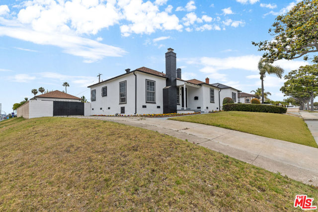 9829 S 7th Avenue, Inglewood CA: https://media.crmls.org/mediaz/2210e5cb-2ed6-4351-a225-3c7c597de9e6.jpg