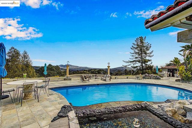 4146 Canyon Rd, Lafayette CA: https://media.crmls.org/mediaz/22113edc-432e-4cc0-a39b-75380e8b6c7a.jpg