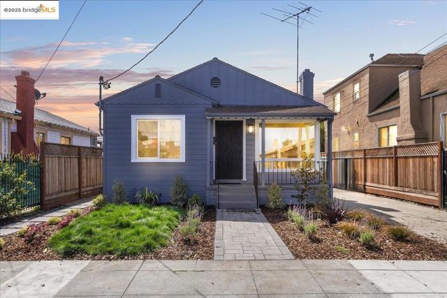 2224 107th Ave., Oakland CA: https://media.crmls.org/mediaz/2211ce87-0fe1-42a4-b6ca-416851c39d26.jpg