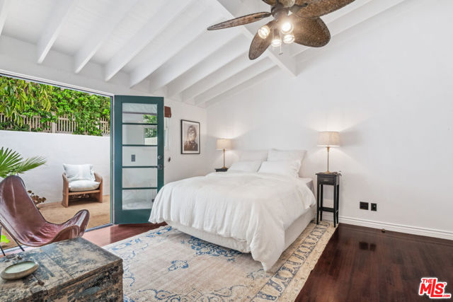 26799 Pacific Coast Highway, Malibu CA: https://media.crmls.org/mediaz/22121520-a05e-4499-9e7e-00444436e74d.jpg
