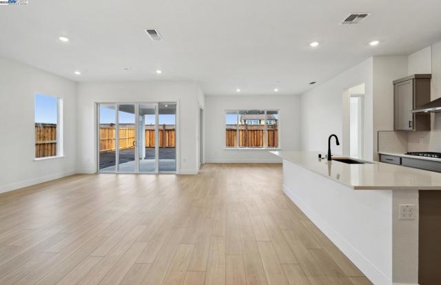 17654 Brightwood Avenue, Lathrop CA: https://media.crmls.org/mediaz/22129b54-d525-4656-9fd3-d7ddc7371145.jpg