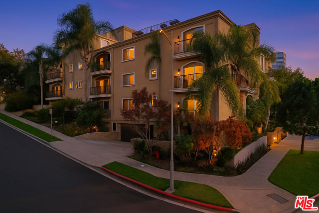 3401 S Bentley Avenue, Los Angeles CA: https://media.crmls.org/mediaz/2212b241-ec15-4729-af50-f842b2a09f7b.jpg