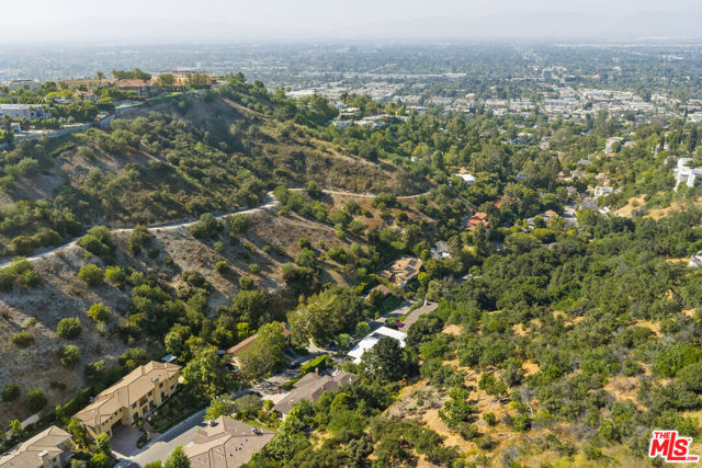 3697 Benedict Canyon Lane, Sherman Oaks CA: https://media.crmls.org/mediaz/2212bde8-03db-4531-b8ed-4eac7d451835.jpg