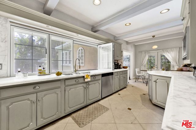 634 N Highland Avenue, Los Angeles CA: https://media.crmls.org/mediaz/22134450-6a23-4bb6-802c-f6166c31cac3.jpg