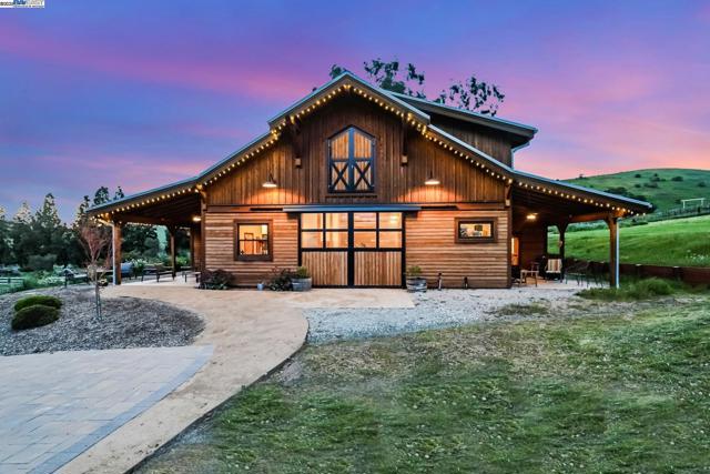 5135 Andrade Rd, Sunol CA: https://media.crmls.org/mediaz/2213d16a-3ac1-4320-b6e4-30ca706240d8.jpg