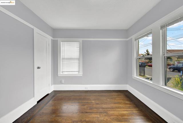 1009 106Th Ave, Oakland CA: https://media.crmls.org/mediaz/22144631-5616-4e4b-8d66-a13ad26858a0.jpg