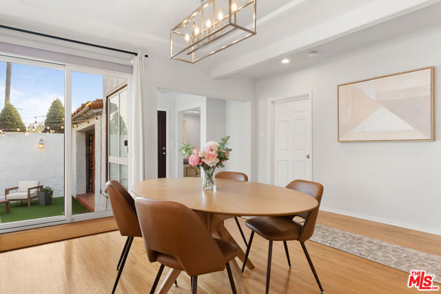 311 N Doheny Drive, Beverly Hills CA: https://media.crmls.org/mediaz/22146f09-3cd2-43d1-9eb2-5e5363048f03.jpg