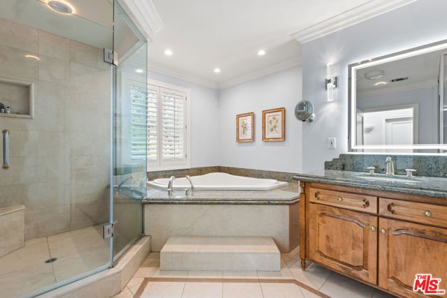 512 N Canon Drive, Beverly Hills CA: https://media.crmls.org/mediaz/22168ee2-df07-4fb1-b6bd-dd85781293b8.jpg