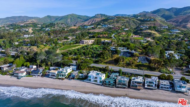6435 Meadows Court, Malibu CA: https://media.crmls.org/mediaz/2217258a-2ad9-4a02-badf-de3443e0fbb9.jpg