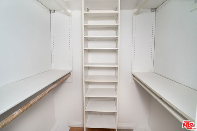 416 N Oakhurst Drive, Beverly Hills CA: https://media.crmls.org/mediaz/22176273-80bc-4c64-b7bb-66d486d36852.jpg