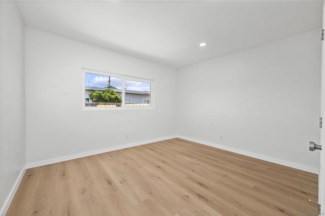 6979 81 Amherst, San Diego CA: https://media.crmls.org/mediaz/22179b17-1cf6-4e91-9087-3de2840ae3fe.jpg