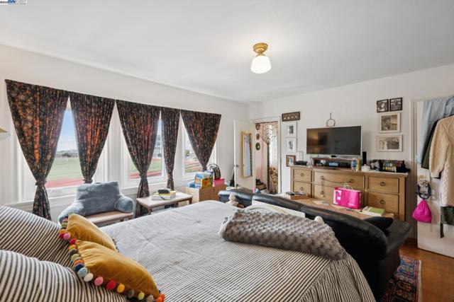 658 30Th Ave, San Francisco CA: https://media.crmls.org/mediaz/2217af15-9b9c-4b9b-8157-f5e17a278fce.jpg