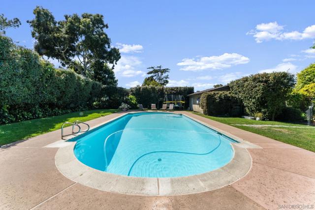 2315 Avenida De La Playa, La Jolla CA: https://media.crmls.org/mediaz/22188615-8e6f-4806-b555-c17362ab3528.jpg