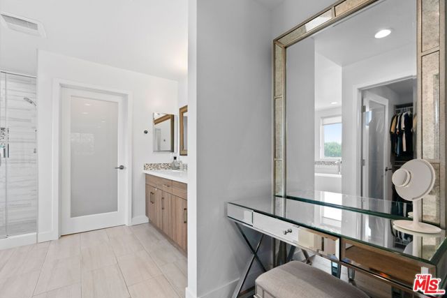 8107 Yorktown Avenue, Los Angeles CA: https://media.crmls.org/mediaz/221b0662-663e-400c-a79e-b0e54ae45200.jpg