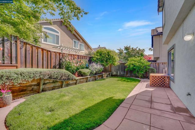 1109 Brittany Hills Ct, Martinez CA: https://media.crmls.org/mediaz/221b6363-0f32-4b14-b24c-085ce2508847.jpg