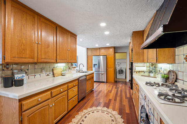5324 Felice Place, Woodland Hills CA: https://media.crmls.org/mediaz/221c8f44-7e75-4d26-8ab4-98db358cb9e8.jpg