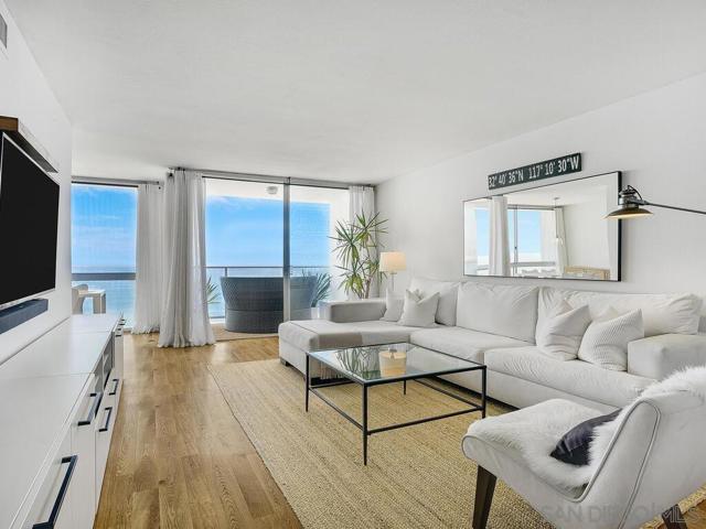 1760 Avenida del Mundo, Coronado CA: https://media.crmls.org/mediaz/221dab00-947b-4238-8344-985c4f1caeae.jpg