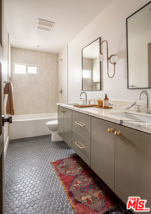 7609 Alverstone Avenue, Los Angeles CA: https://media.crmls.org/mediaz/221db69b-74d2-4811-a558-1eeb46bb4c4c.jpg