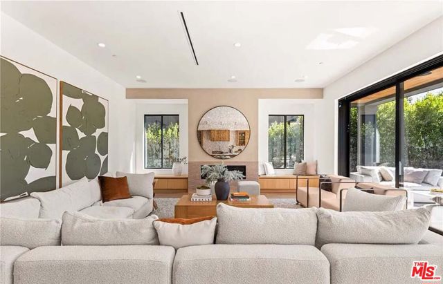 4453 Gentry Avenue, Valley Village CA: https://media.crmls.org/mediaz/221dc82c-a00a-43ff-a436-e0d3681c29d6.jpg