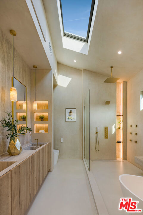 4029 East Boulevard, Los Angeles CA: https://media.crmls.org/mediaz/221ddd22-8358-424e-9191-ef99414f8812.jpg