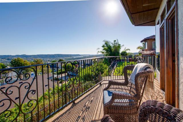 6817 Vianda Ct Court, Carlsbad CA: https://media.crmls.org/mediaz/221e0b84-4830-48c1-b449-eaf19a42e9ea.jpg