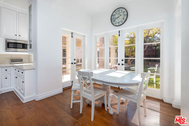 401 S Las Palmas Avenue, Los Angeles CA: https://media.crmls.org/mediaz/221ea1a5-9b55-4ec0-b229-85b162c5f141.jpg