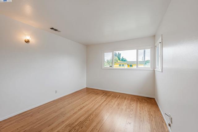 1315 Mersey Ave, San Leandro CA: https://media.crmls.org/mediaz/221f1e2c-e5e4-4781-966b-884e1c816f06.jpg
