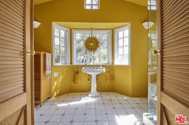 5105 Morella Avenue, Valley Village CA: https://media.crmls.org/mediaz/22206303-9243-4550-86ad-723f3da90d78.jpg