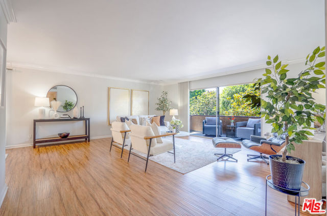 818 S Lucerne Boulevard, Los Angeles CA: https://media.crmls.org/mediaz/2220a753-c06b-469c-a990-9d1c17a1bea5.jpg