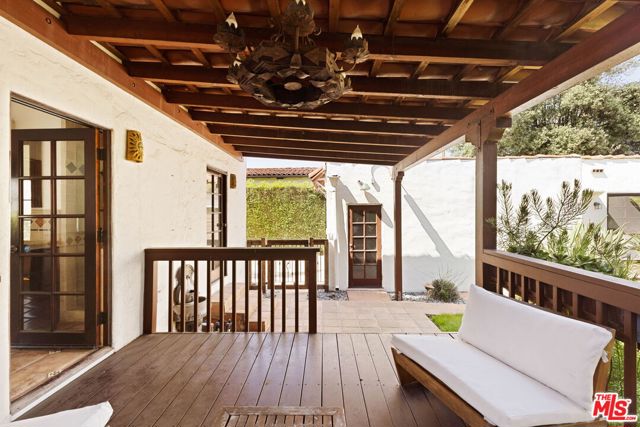 112 N Valley Street, Burbank CA: https://media.crmls.org/mediaz/2221cece-2cb3-4ab7-b30d-4dde5cc45fb4.jpg