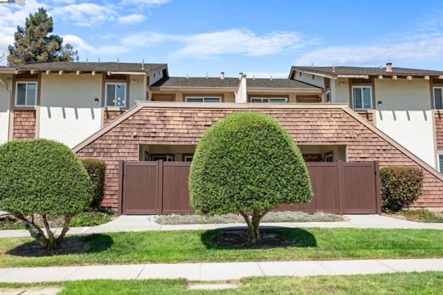 114 Hackamore Ln, Fremont CA: https://media.crmls.org/mediaz/2221e6f7-255c-4cb7-9eaa-d636816bab9d.jpg