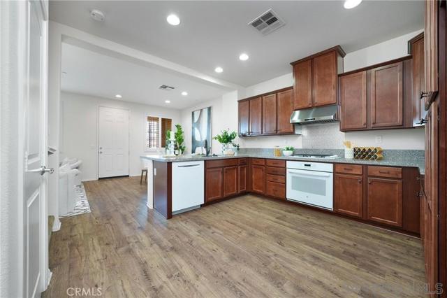 8011 City View Pl, Rancho Cucamonga CA: https://media.crmls.org/mediaz/2221fd30-7cec-4539-b787-53889c66356d.jpg