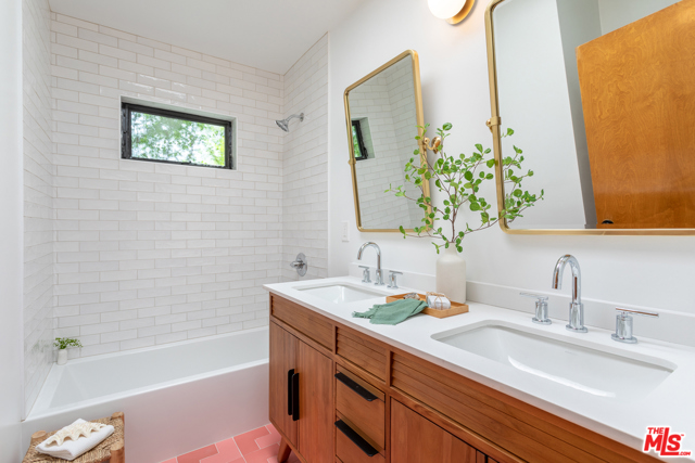 4208 Franklin Avenue, Los Angeles, California 90027, 2 Bedrooms Bedrooms, ,1 BathroomBathrooms,Single Family Residence,For Sale,Franklin,21719518