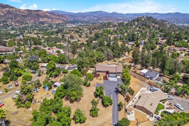11249 Valle Vista Rd, Lakeside CA: https://media.crmls.org/mediaz/2222a00a-bc3d-4171-9933-252c53fbb2c3.jpg