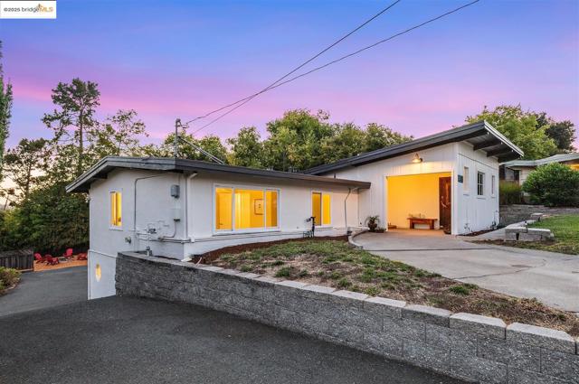 2871 Stephen Dr, Richmond CA: https://media.crmls.org/mediaz/22235ae9-6357-4e55-8e4a-2cf118f47059.jpg