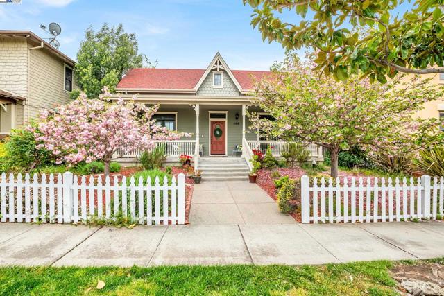 1166 Taraya Terrace, Hercules CA: https://media.crmls.org/mediaz/22239782-2e43-4e89-8540-2c00fc73f588.jpg