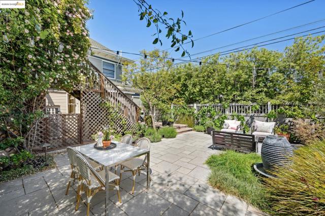1042 Santa Clara Ave, Alameda CA: https://media.crmls.org/mediaz/2223a52a-6e6e-4a1f-9b20-aba63d9ff3ed.jpg