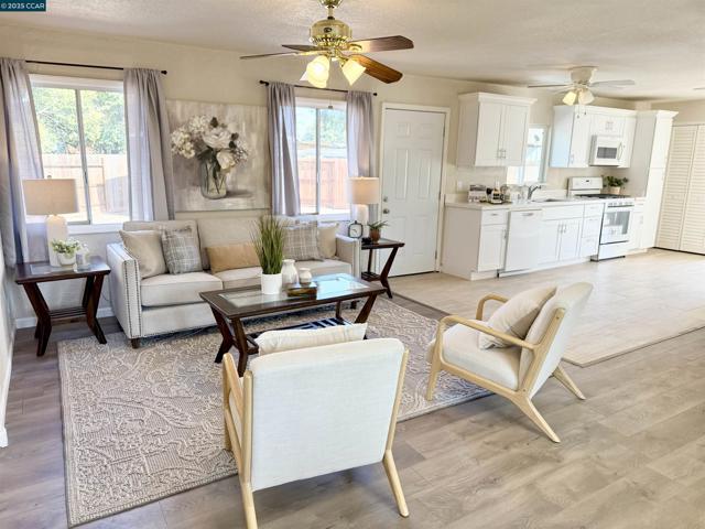 2311 Crescent Dr, Concord CA: https://media.crmls.org/mediaz/222548fd-4299-45ae-a0a9-5b975657b9ed.jpg