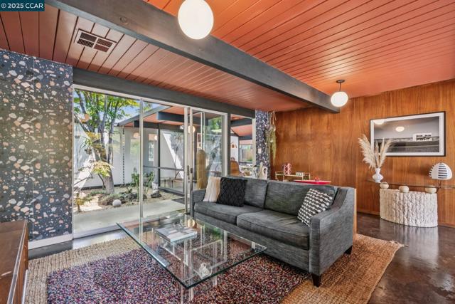 232 Clyde Dr, Walnut Creek CA: https://media.crmls.org/mediaz/2226ff77-7c0f-41ec-a7e7-8dcc5f3cd49b.jpg