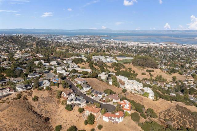 865 Somerset Court, San Carlos CA: https://media.crmls.org/mediaz/2227e70c-2dc7-4e4d-90df-ff187bb9ea4d.jpg