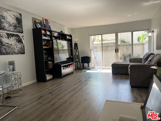 20134 Leadwell Street, Winnetka CA: https://media.crmls.org/mediaz/2228f9eb-347e-4668-921a-736d450e4785.jpg