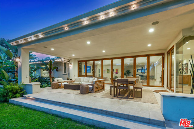 10424 Valley Spring Lane, Toluca Lake CA: https://media.crmls.org/mediaz/22296487-79b2-4b26-a3af-a81464651f96.jpg