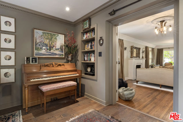 232 N Arden Boulevard, Los Angeles CA: https://media.crmls.org/mediaz/22297063-4789-41ab-88b1-79f65532e602.jpg