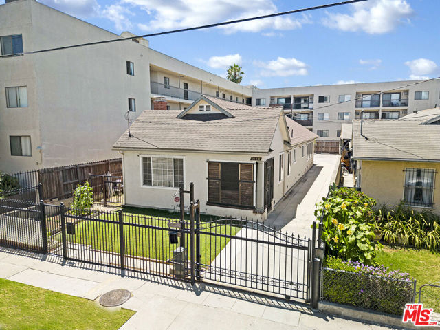 3148 W 11th Street, Los Angeles CA: https://media.crmls.org/mediaz/2229d0a9-7733-4adb-b115-e046c29d4366.jpg