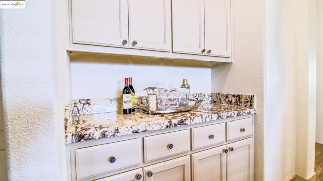 881 Inverness Ln, Brentwood CA: https://media.crmls.org/mediaz/222af513-20a6-4405-892f-66e6b158f9ac.jpg