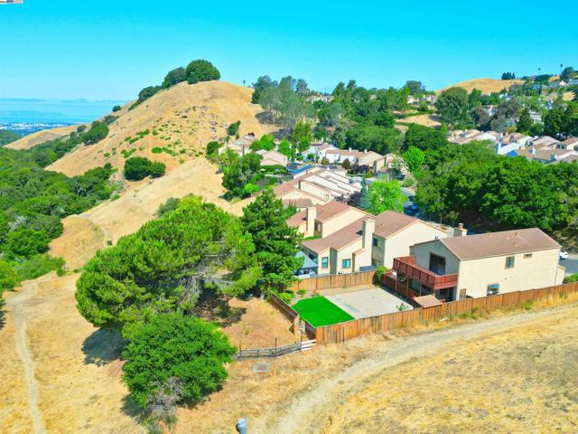 28111 Ziele Creek Dr, Hayward CA: https://media.crmls.org/mediaz/222b0c42-07c3-47a4-8a8f-daaa986a106a.jpg