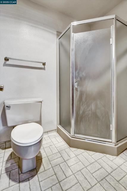 1069 16Th St, Oakland CA: https://media.crmls.org/mediaz/222b6d36-5c51-497b-86ea-719ac86147cc.jpg