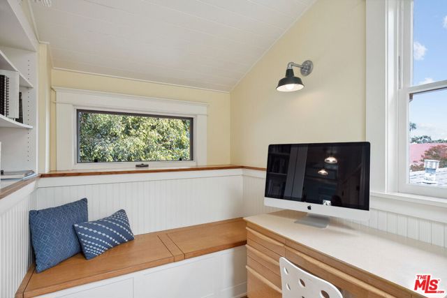 813 Crestmoore Place, Venice CA: https://media.crmls.org/mediaz/222c1633-e59e-431b-aa4b-e4ede6038171.jpg